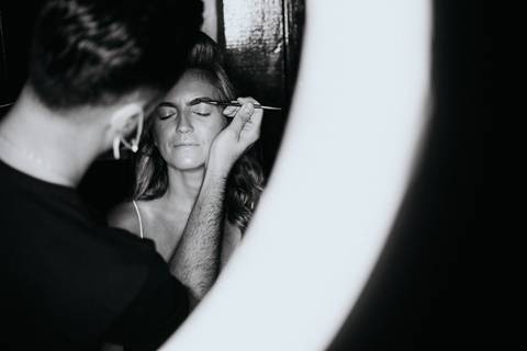 maquiador de casamento maquiando noiva'