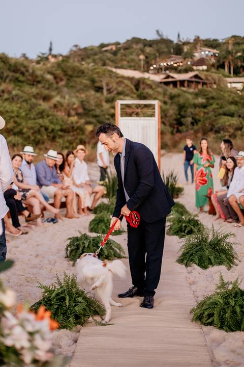 noivo entrando com cachorro em casamento'