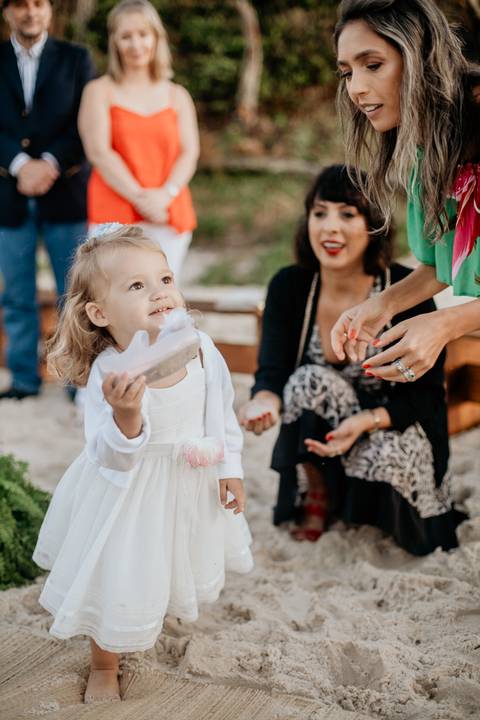 daminha entregando as alianças'