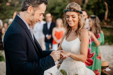 aliança de casamento sendo colocada'