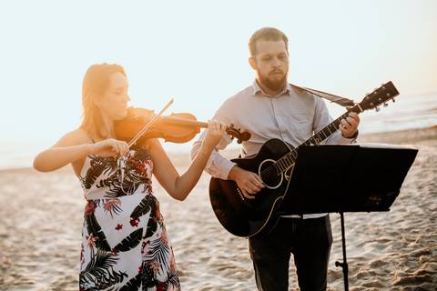 violinista em casamento na praia'