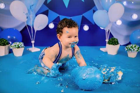 smash the cake, smash cake, cake smash, ensaio de um aninho, primeiro aninho, ensaio de aniversário, ensaio infantil, ensaio de bebê, fotografia infantil, acompanhamento mensal, festa infantil, daniele vidal fotografia, ensaio fotografico, bebê com o bolo'