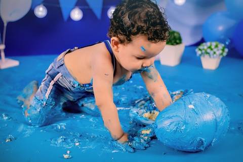 smash the cake, smash cake, cake smash, ensaio de um aninho, primeiro aninho, ensaio de aniversário, ensaio infantil, ensaio de bebê, fotografia infantil, acompanhamento mensal, festa infantil, daniele vidal fotografia, ensaio fotografico, bebê com o bolo'
