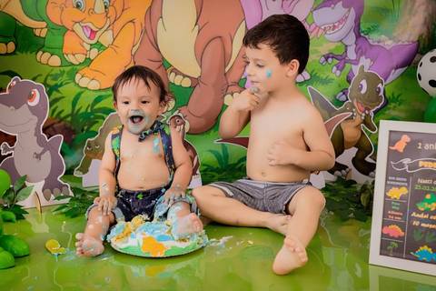 smash the cake, smash cake, cake smash, ensaio de um aninho, primeiro aninho, ensaio de aniversário, ensaio infantil, ensaio de bebê, fotografia infantil, acompanhamento mensal, festa infantil, daniele vidal fotografia, ensaio fotografico, bebê com o bolo'