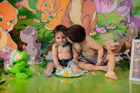 smash the cake, smash cake, cake smash, ensaio de um aninho, primeiro aninho, ensaio de aniversário, ensaio infantil, ensaio de bebê, fotografia infantil, acompanhamento mensal, festa infantil, daniele vidal fotografia, ensaio fotografico, bebê com o bolo'