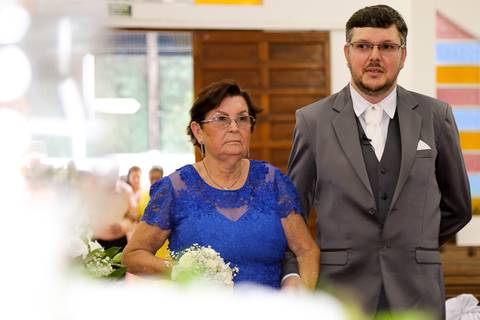 entrada do noivo gustavo casamento na Paróquia senhor bom jesus no guaruja'