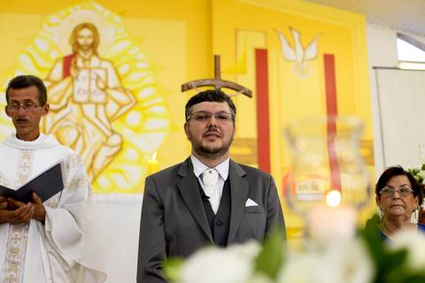 Noivo esperando a  entrada da noiva na paróquia senhor bom jesus'