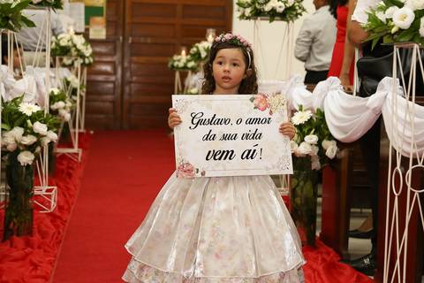 entrdada da daminha de honra do casamento na paróquia senhor bom jesus no guarujá'