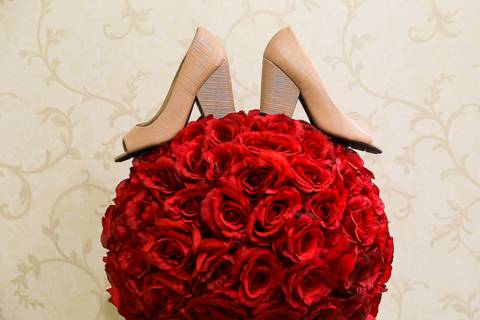 sapato da noiva com buquê'