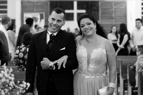 entrada do noivo ´sergio com sua mãe na paróquia senhor bom jesus no guarujá/sp'