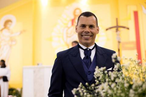 entrada do noivo ´sergio com sua mãe na paróquia senhor bom jesus no guarujá/sp'