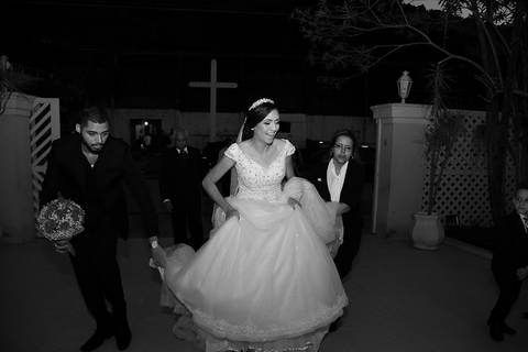 chegada da noiva luciana no seu casamento na igreja paróquia senhor bom jesus'