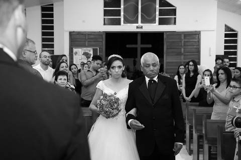 chegada da noiva luciana no seu casamento na igreja paróquia senhor bom jesus'