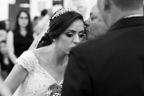 chegada da noiva luciana no seu casamento na igreja paróquia senhor bom jesus'