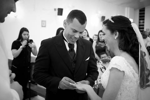 troca de alianças do casal luciana e sérgio na paqróquia senhor bom jesus no guarujá'