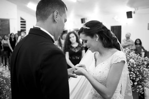 troca de alianças do casal luciana e sérgio na paqróquia senhor bom jesus no guarujá'