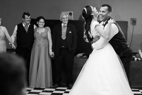 dança do casal luciana e sérgio no seu casamento no cassino da base aérea de santos'
