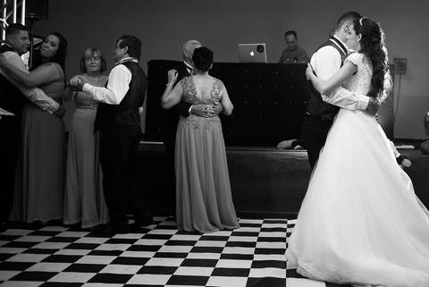 dança do casal luciana e sérgio no seu casamento no cassino da base aérea de santos'