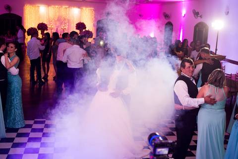 dança do casal luciana e sérgio no seu casamento no cassino da base aérea de santos'