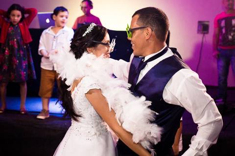 dança do casal luciana e sérgio no seu casamento no cassino da base aérea de santos'