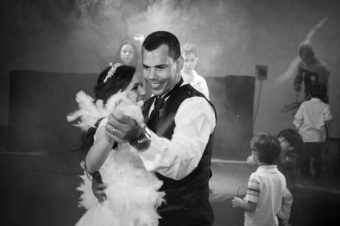 dança do casal luciana e sérgio no seu casamento no cassino da base aérea de santos'