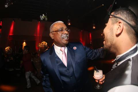 NOIVO MARLLON  DANÇANDO  NO DIA DO SEU CASAMENTO NO SALÃO ATMOPSHERA'