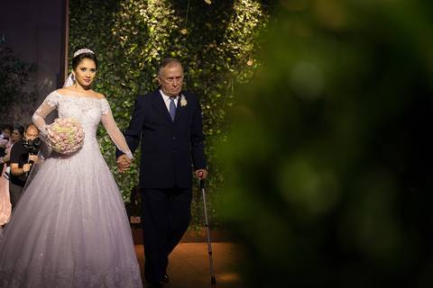 ENTRADA DA NOIVA NO DIA DO SEU CASAMENTO NO SALÃO ATMOSPHERA NO GUARUJA'