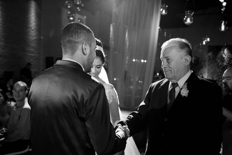 ENTRADA DA NOIVA NO DIA DO SEU CASAMENTO NO SALÃO ATMOSPHERA NO GUARUJA'