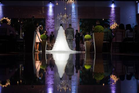 ENTRADA DA NOIVA NO DIA DO SEU CASAMENTO NO SALÃO ATMOSPHERA NO GUARUJA'