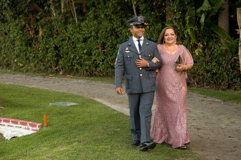 entrada do noivo andré no seu casamento no golf clube guaruja'