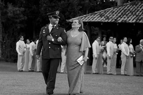 entrada do noivo andré no seu casamento no golf clube guaruja'