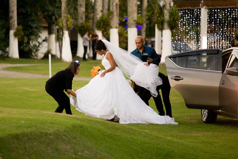 entrada da noiva karen no casamento de dia no golf clube guaruja/sp'
