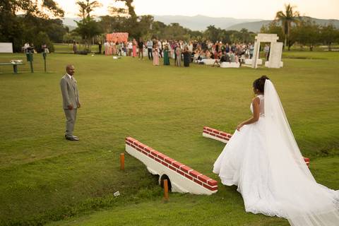 entrada da noiva karen no casamento de dia no golf clube guaruja/sp'