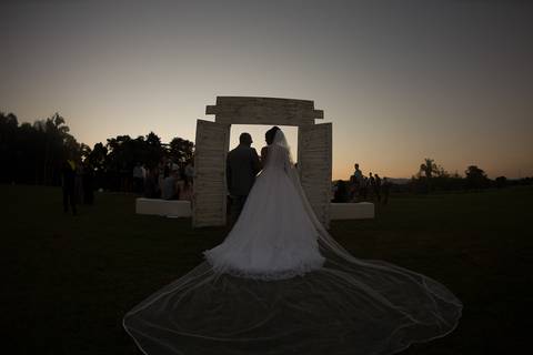 entrada da noiva karen no casamento de dia no golf clube guaruja/sp'