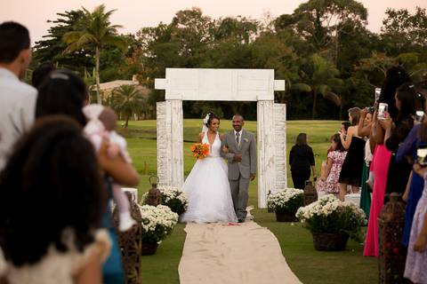 entrada da noiva karen no casamento de dia no golf clube guaruja/sp'
