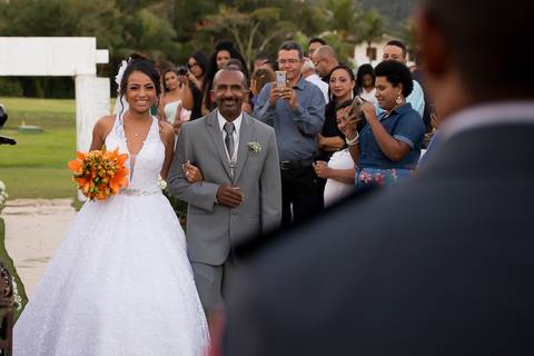 entrada da noiva karen no casamento de dia no golf clube guaruja/sp'