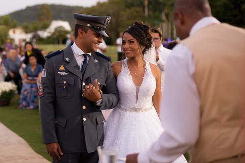 entrada da noiva karen no casamento de dia no golf clube guaruja/sp'