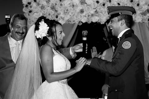 troca das alianças entre o casal karen e andré no golf clube guaruja/sp'