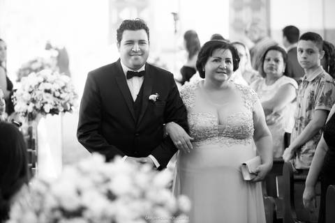 ENTRADA NOIVO LUIZ COM A MÃE NA IGREJA MATRIZ DO GUARUJÁ'