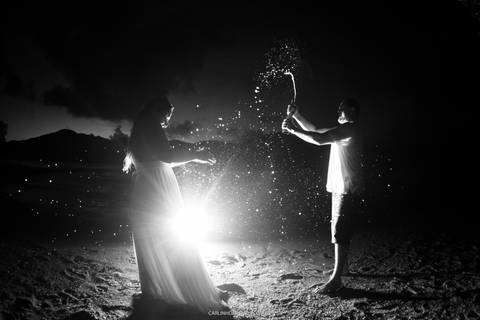 ensaio-pré-wedding-praia-das-conchas-guarujá-de-noite'