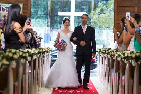 Entrada da noiva na igreja paróquia senhor bom jesus no guarujá'