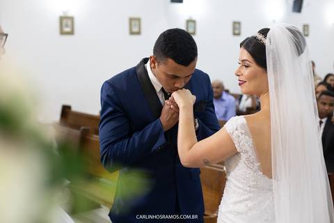 noivo e noiva trocando alianças na paróquia senhor bom jesus no guarujá'