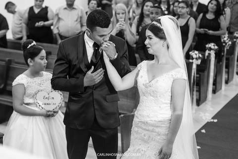 noivo e noiva na paróquia senhor bom jesus no guarujá'