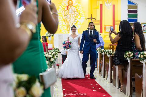 noivo e noiva na paróquia senhor bom jesus no guarujá'