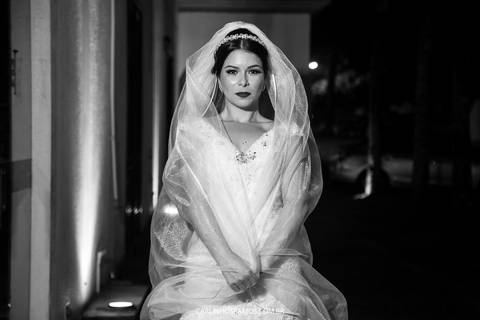 Noiva em ensaio externo pós casamento em frente o casagrande hotel'