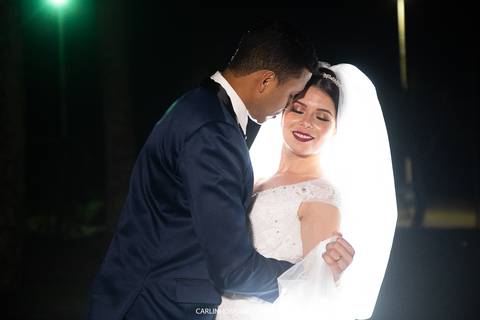 Noiva em ensaio externo pós casamento em frente o casagrande hotel'