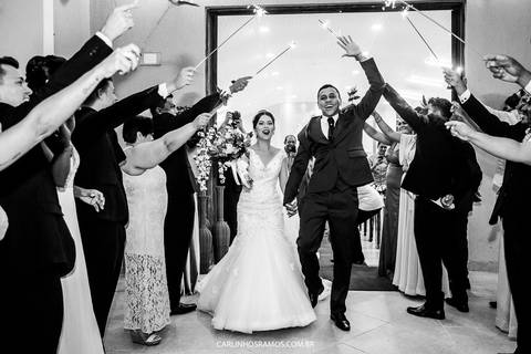 noivo e noiva na paróquia senhor bom jesus no guarujá'