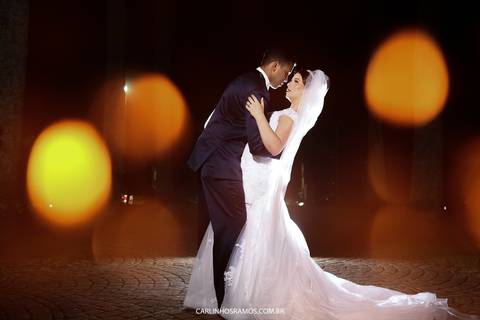 Noiva em ensaio externo pós casamento em frente o casagrande hotel'