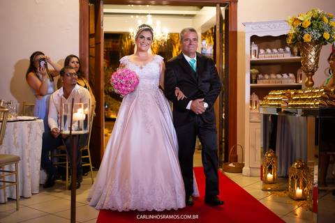 entrada-da-noiva-no-casamento-realizado-no-ateliê-do-sabor'