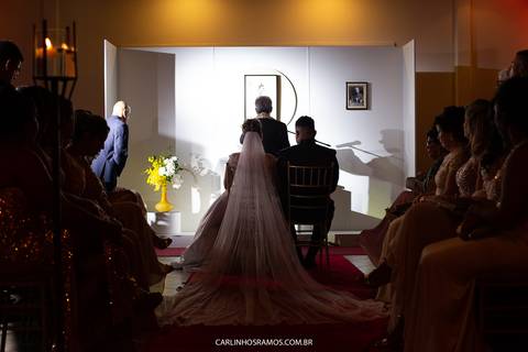 entrada-da-noiva-no-casamento-realizado-no-ateliê-do-sabor'